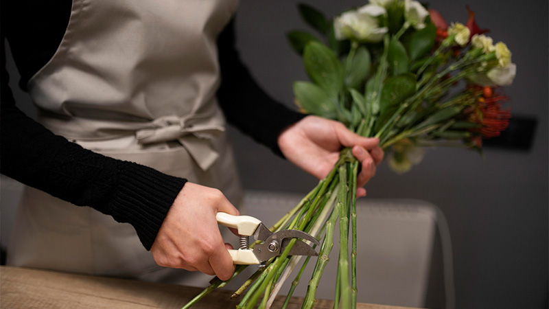 How to Cut Artificial Flowers: Step-by-Step