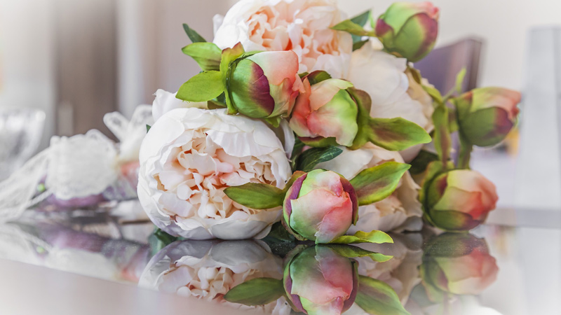 How to Choose the Perfect Artificial Flowers for Living Room Decoration
